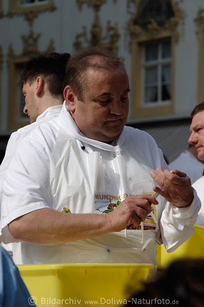 Spargelschler auf Marktsttte Konstanz Mann schlt Spargel