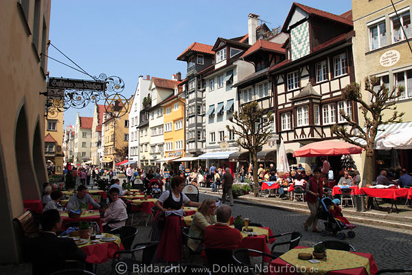 Altstadt Lindau Fachwerkhuser Maximilianstrae Cafs Restaurants Menschen Strassenbild 