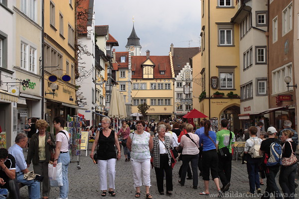 Flaniermaile Lindau-Altstadt Bummler in Maximilianstrae Gasse Touristen Spaziergang