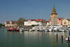 Mangturm in Hafen Lindau Bodenseewasser neben Hotel Bayerischer Hof