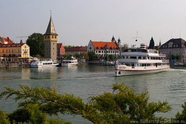 Schiffe in Hafenbucht Insel Lindau Bodensee Wasser Flotte Reiseschiff Austria Passagiere
