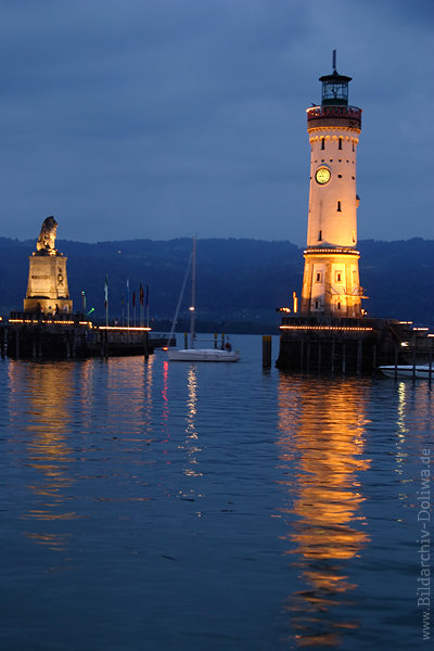 Nachtleuchtturm Lindau Hafentor Lichter mit Bayerischer Lwe in Blauwasser Bodensee