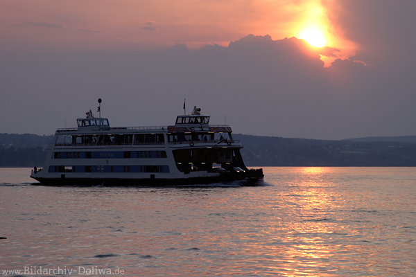 Bodensee-Schiffsfhre Meersburg-Konstanz Stimmungsfoto bei Sonnenuntergang auf Wasser