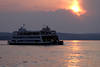 Bodensee-Schiffsfhre Meersburg-Konstanz Stimmungsfoto bei Sonnenuntergang auf Wasser