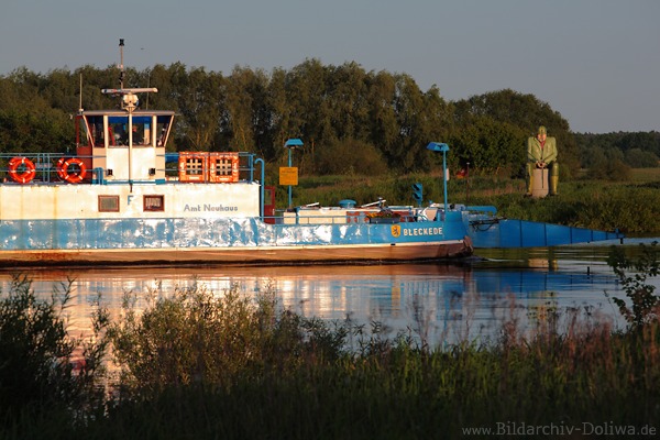 Elbfhre Bleckede Flussschiff Foto Wasserufer Elbfischer-Statue in Abendlicht Bild