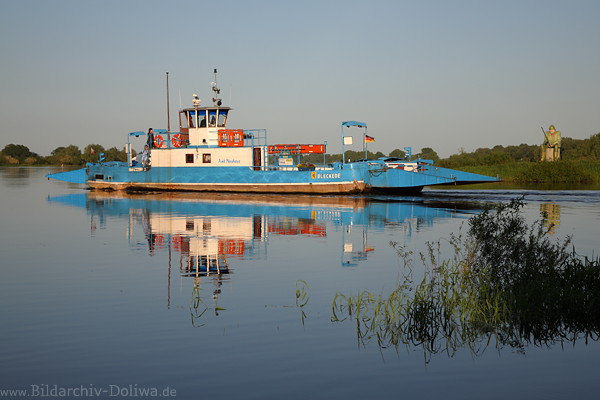 Elbfhre Bleckede Foto Elbuferschiff-Wasserfahrt in Abendlicht vor Angler-Sitz