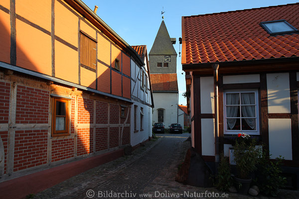 Altstadtgasse Hitzacker Backstein-Holzbau Kirchturm Dorfidylle in Abendlicht