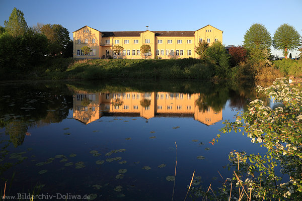 Hohnstorf Schulhaus am Wasser Bilddesign Gelbfarben in Abendlicht Spiegelung