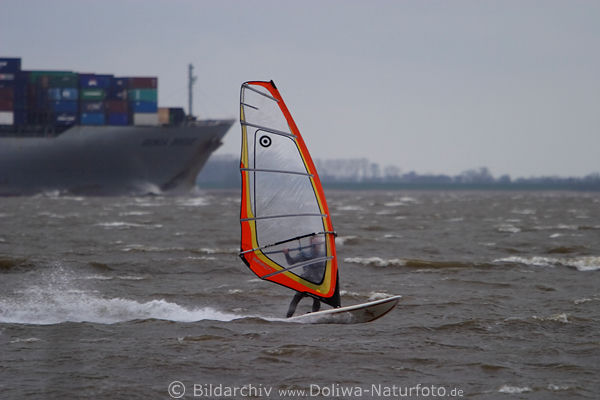 Elbsurfer vor Kollmar Schiff-Kulisse mit Windsegel ber Wasserwellen gleiten