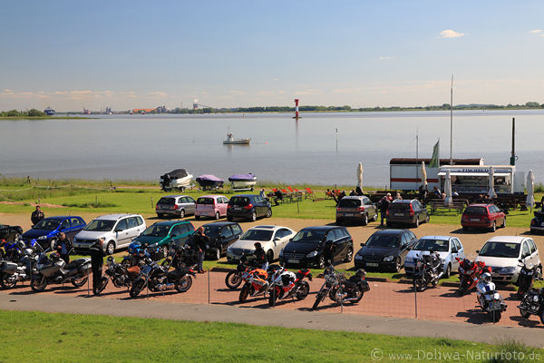 Elbufer Parkplatz Kollmar Wasserblick Flusspanorama mit Fischbude