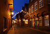 916034_ Nachtgasse Lauenburg Altstadt romantische Nachtlichter an Ruff Kehrwieder Haus