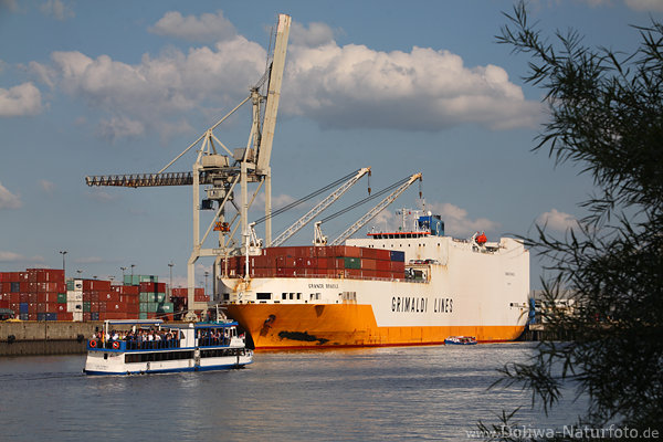 Brasilegrande Containerschiff in Elbwasser Hafen Hamburg