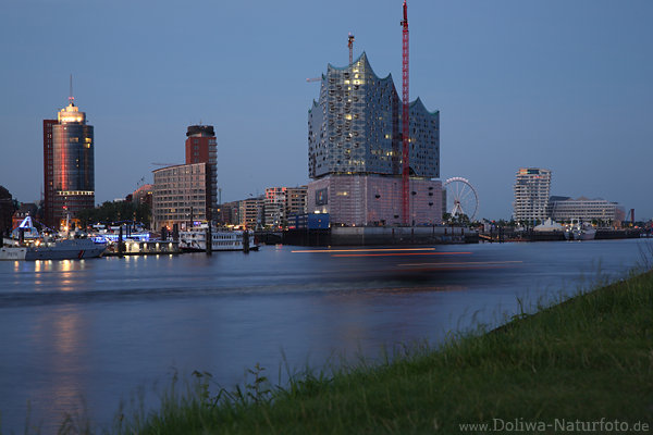 Hamburg Elbblick Skyline in Dmmerung Hochhuser am Wasserufer
