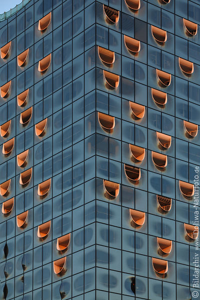 Elbphilharmonie Hamburg Konzerthaus Fenster Fassade blaue Wand orange halbrunde ffnungen
