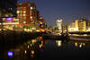 Hafencitylichter Hamburg Sandtorkai Nachtpanorama Huser-Skyline ber Wasser Bootsanleger