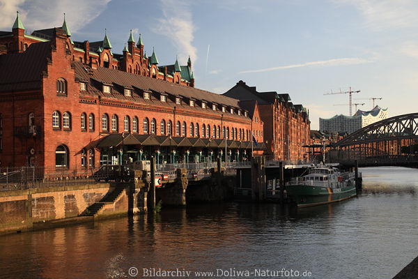 Speicherstadt Hamburg Backsteinarchitektur Foto Zollmuseum Fassade Schiff Wasserbrcke