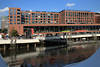 Elbarkaden HafenCity Hamburg Elbtorpromenade am Wasser Elbkanal Bauwerk Terrassen mit Touriste