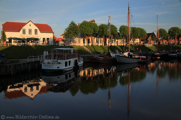 Carolinensiel Heimathafen Deich-Caf Bild mit Sielhafenmuseum ber Raddampfer Concordia-2 in Harle