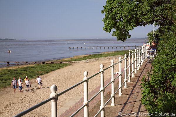 Jadestrand Dangast Uferpromenade am Meer Foto Nordseekste Touristen Wasserblick