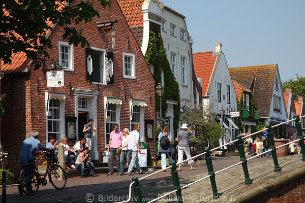 Greetsieler Deichstrasse Hafenpromenade Althuser Ferienidylle Touristen in Fischerdorf