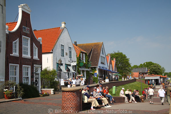 Greetsiel Hafenidylle am Deich Ostfriesland Fischerdorf  Urlaub Touristen