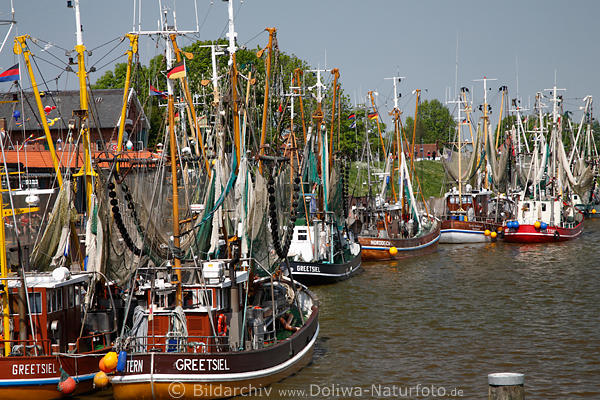 Krabbenkutter-Flotte Krabbenschiffe Garnelenflotte Greetsiel Wasserlandschaft Hafen Fischerboote