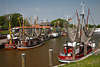 802581_Krabbenflotte in Greetsiel Hafenbild, Schiffe der Krabbenfischer in Wasser Sielhafen Landschaft