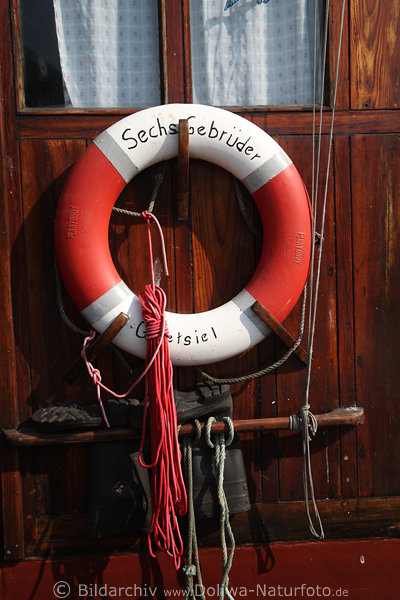 Rettungsrad, Krabbenkutter, Schiffswand, Holzwand, Fenster-Gardinen, Sechs Gebrder, Greetsiel, Gummistiefel, Leinen