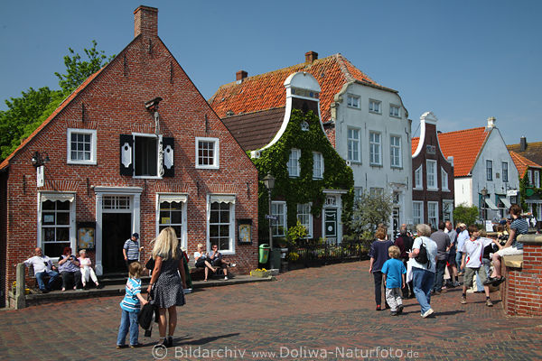 Sielstrae Fischerdorf Greetsiel Hafendeich Urlaubsidylle in Ostfriesland, Krummhrn Touristen