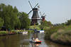 802559_Greetsiel Windmhlen-Paar, Flusslandschaft Foto, Familie Tretboot-trip, Wasserwandern im Tiefkanal