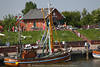 802591_Rettungsschuppen Foto, Hafendeich, Caf-Bistro, Greetsiel Krabbenkutter Norddeich im Wasserkanal
