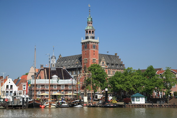 Leer Altstadt an Leda Rathausturm Museumshafen Panorama in Wasserlandschaft