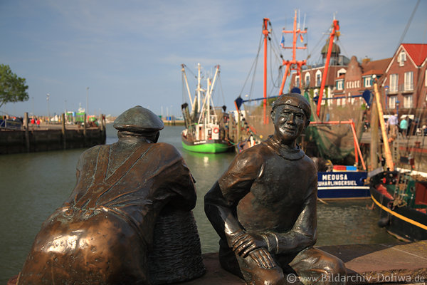 Neuharlingersiel Fischer-Figuren Hafenblick Foto Schiffskutter Wasser Uferkai Nordseekste Reisebild
