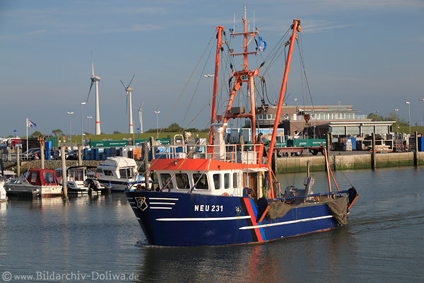 Neuharlingersiel Kutter Fischfang Auslauf ins Meer vom Hafen Nordseekste Foto