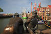 Neuharlingersiel Fischer-Figuren Hafenblick Foto Schiffskutter Wasser Uferkai Nordseekste Reisebild