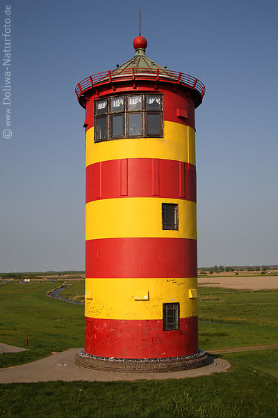 Seelaterne gestreiftes Leuchtturm Pilsum gelbrot Farbringe Hochformat Aufnahme rotgelb Meerlaterne