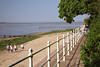 Jadestrand Dangast Uferpromenade am Meer Foto Nordseekste Touristen Wasserblick