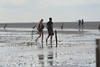 Wattwandern Foto Wattenmeer Touristen barfuss im Schlick bei Ebbe Paare Wattausflug Nordesee