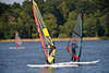Windsurfer bunte Segeln in Windsurfing Surfschler aus Eutin auf Groer Eutiner See Sportfoto