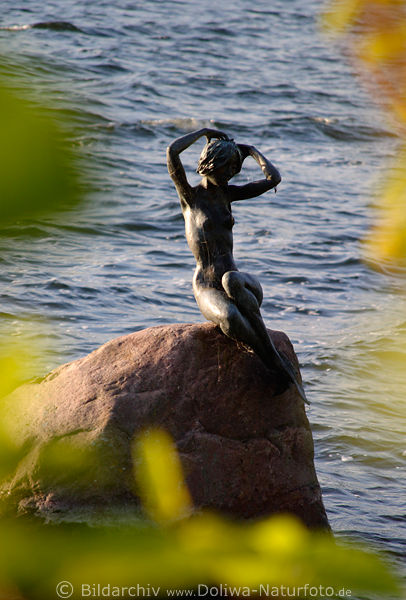 Seenymphe Foto Seejungfrau Bad Malente Dieksee sitzt auf Stein im Wasser