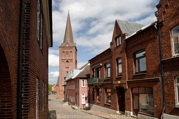 Kirchgasse Pln Altstadt Backsteinhuser zu Kirchturm unter Schlossberg