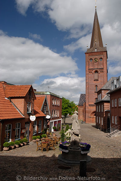 Marktkirche Pln Altstadt Gasse Backsteinbau Brasserie Brunnen Denkmal