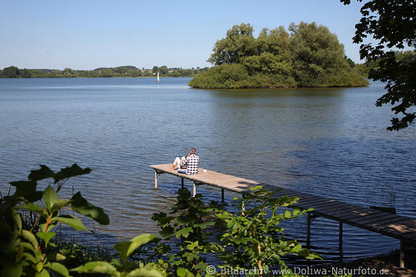 Mhlensee Wasser Steg MenschenPaar vor Insel Naturidylle