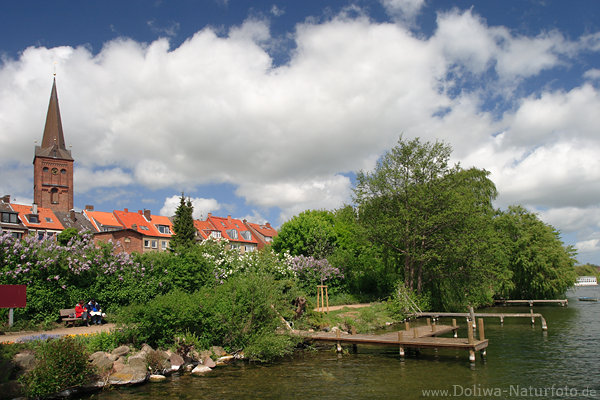 Pln Wasserufer Stadtblick Seeweg in Sonnenschein Schnwetterwolken