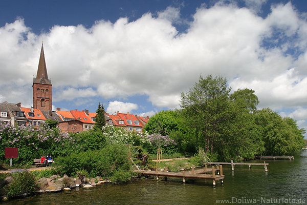 Seeufer Stadt Pln Naturfoto Wasserpromenade grne Idylle unter Schnwetterwolken