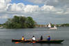 Plnsee-Ruderer Segelboot vor Insel Sterin Wasserlandschaft