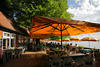 Seegarten Fhrhaus Rothenhusen Wasserufer Caf-Terrasse Sonnenschirme Urlaubsidyll Ratzeburger See