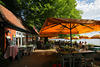Caf-Fhrhaus Rothenhusen Gartenterrasse Schirme Ratzeburger See Wasserblick
