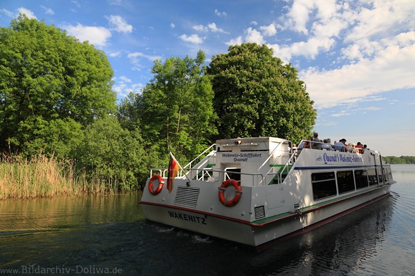 Schiff in Wakenitz Flusslandschaft Wasser Mndung Ratzeburger-See Nordzipfel Naturbild