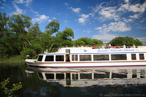 Wakenitz Schiff Wasserfahrt in Flusslandschaft Nordufer Ratzeburger-See Naturfoto